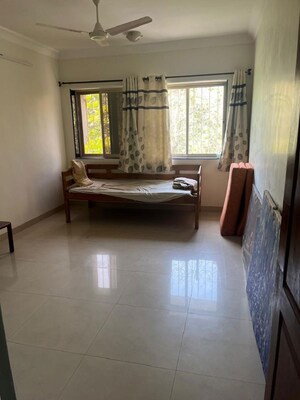 Room in 2 BHK Apartment at Pali Hill – for Rent