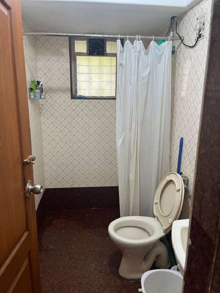 Bathroom, pali hill 2 Bedroom 700 Sq.Ft. Apartment In Pali Hill Mumbai 10365204