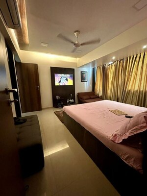 Bedroom in 2 BHK Apartment at Khar West – for Rent