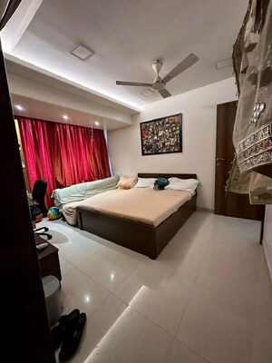 Bedroom in 2 BHK Apartment at Khar West – for Rent
