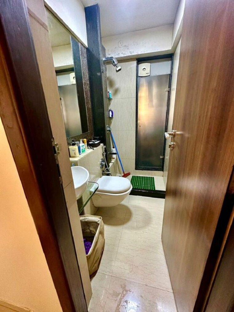 Washroom, khar west 2 Bedroom 700 Sq.Ft. Apartment In Khar West Mumbai 10365221
