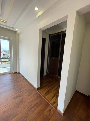 Room in 4 BHK Builder Floor at Dlf Phase ii – for Sale