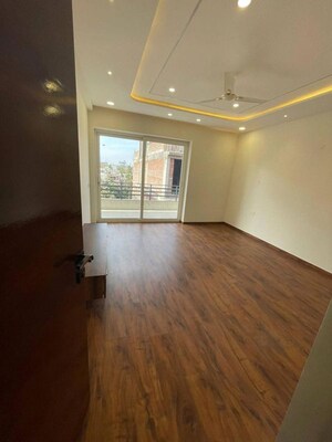 Room in 4 BHK Builder Floor at Dlf Phase ii – for Sale