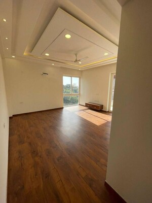 Room in 4 BHK Builder Floor at Dlf Phase ii – for Sale