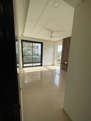 Room in 4 BHK Builder Floor at Dlf Phase ii – for Sale