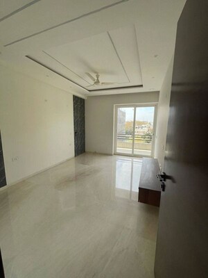 Room in 4 BHK Builder Floor at Dlf Phase ii – for Sale