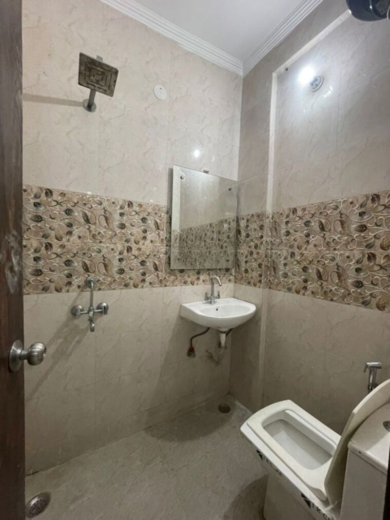 Bathroom, neb sarai 1 Bedroom 450 Sq.Ft. Builder Floor In Neb Sarai Delhi 10365555
