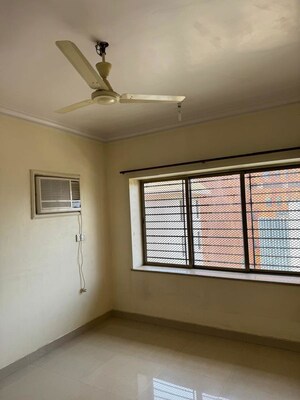 Room in 2 BHK Apartment at Raheja Sherwood, Goregaon East – for Rent