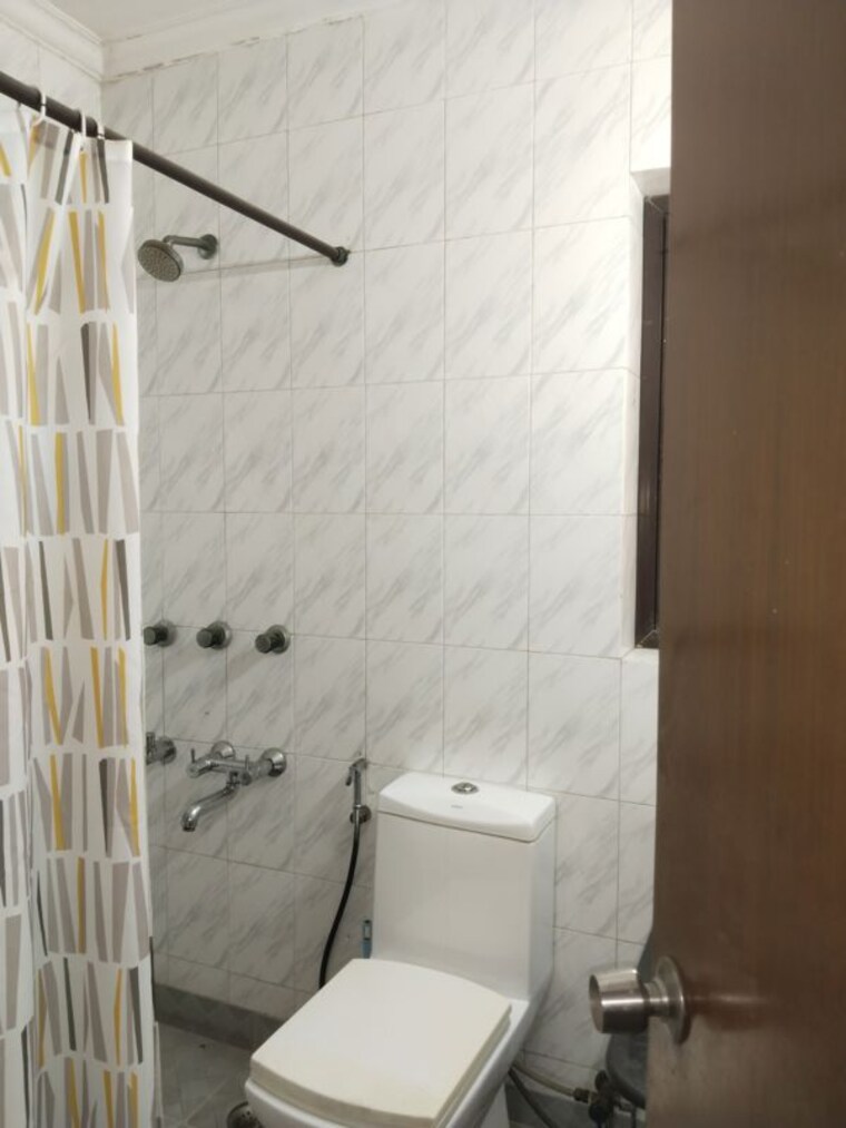 Bathroom, sarita vihar 3.5 Bedroom 2000 Sq.Ft. Builder Floor In Sarita Vihar Delhi 10365563