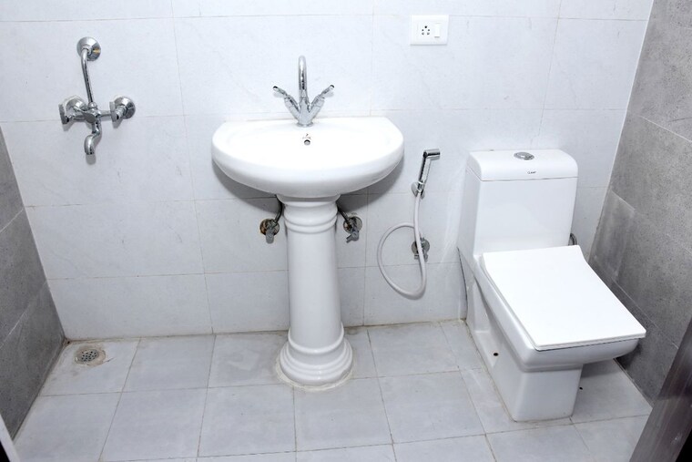 Bathroom, ansal-royal-heritage 3 Bedroom 1500 Sq.Ft. Apartment In Sector 70 Faridabad 10365571
