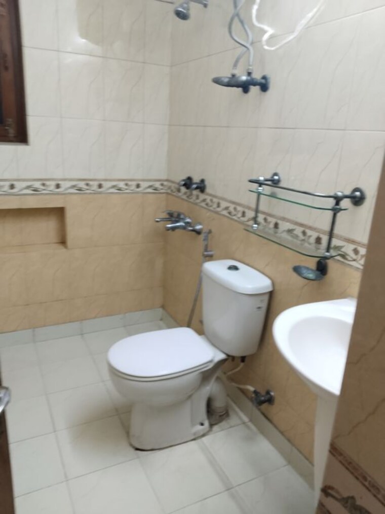 Bathroom, jasola 4 Bedroom 3250 Sq.Ft. Builder Floor In Jasola Delhi 10343064