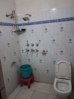 Bathroom in 1 BHK Apartment at Sector 16 – for Rent