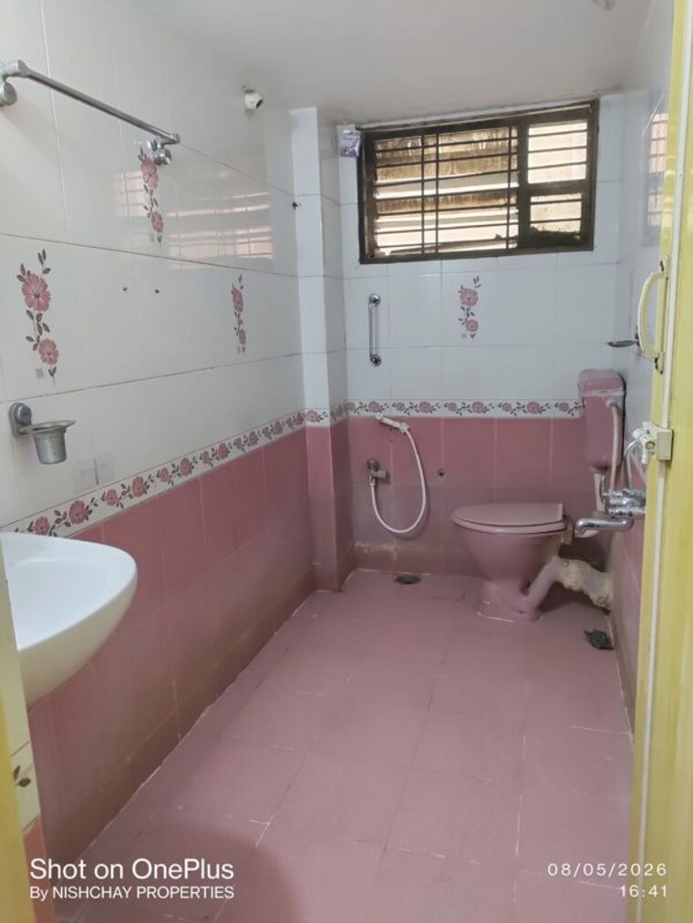 Bathroom, hrbr layout 2 Bedroom 1000 Sq.Ft. Independent House In Hrbr Layout Bangalore 10365648