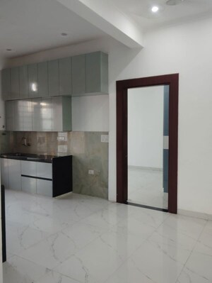 Room in 3 BHK Apartment at Maulviganj – for Rent