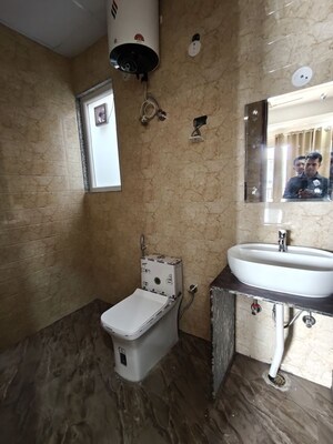 Bathroom in 1 BHK Builder Floor at The Grand, Sector 52 – for Rent