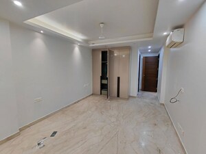 Room in 3 BHK Builder Floor at Greater Kailash ii – for Rent