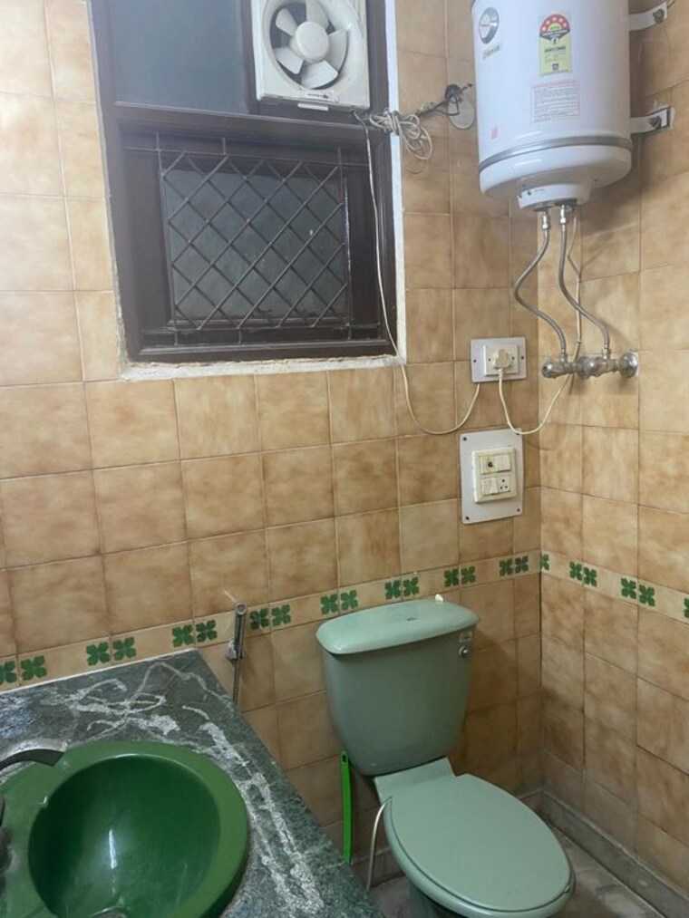Bathroom, saket 3 Bedroom 1500 Sq.Ft. Builder Floor In Saket Delhi 10365691