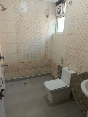 Bathroom in 3 BHK Apartment at Hamlin Apartment, Sector 43 – for Rent