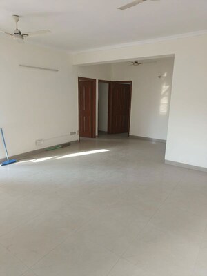 Room in 3 BHK Apartment at Hamlin Apartment, Sector 43 – for Rent