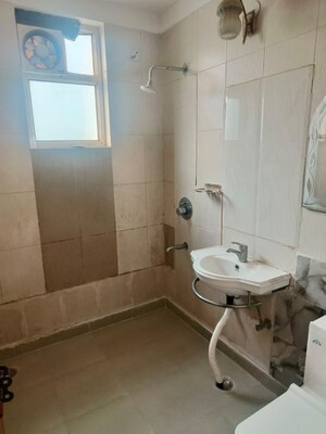 Bathroom in 3 BHK Apartment at Hamlin Apartment, Sector 43 – for Rent