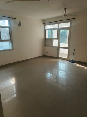 Room in 3 BHK Apartment at Hamlin Apartment, Sector 43 – for Rent
