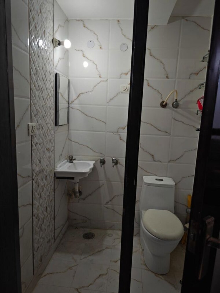 Bathroom, lajpat nagar ii 1 Bedroom 600 Sq.Ft. Builder Floor In Lajpat Nagar ii Delhi 10365750