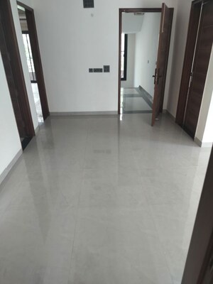 Building Lobby in 3 BHK Builder Floor at Sector 43 – for Rent