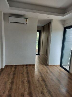 Room in 3 BHK Builder Floor at Sector 43 – for Rent