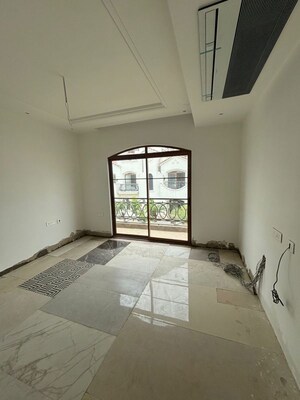 Room in 4 BHK Villa at Shalimar One World Valencia County, Gomti Nagar – for Rent