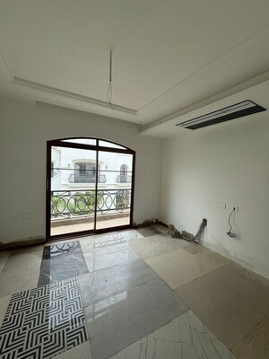 Room in 4 BHK Villa at Shalimar One World Valencia County, Gomti Nagar – for Rent
