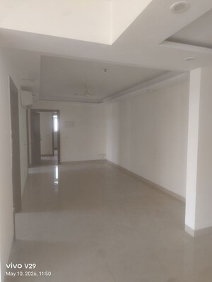 Room in 3 BHK Apartment at Central Park Belgravia Resort Residency, Sector 48 – for Rent