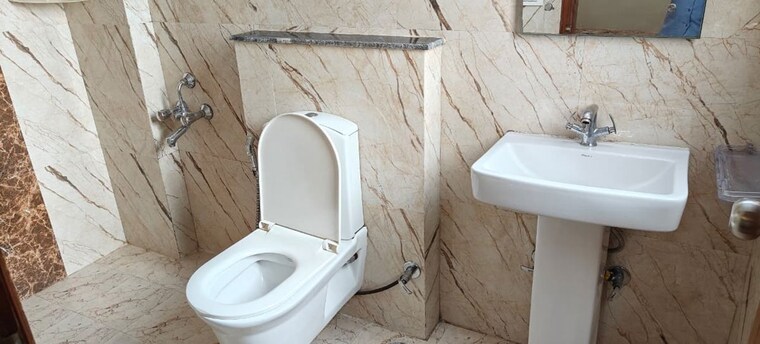 Bathroom, sector 43 3 Bedroom 215 Sq.Yd. Builder Floor In Sector 43 Gurgaon 10365954