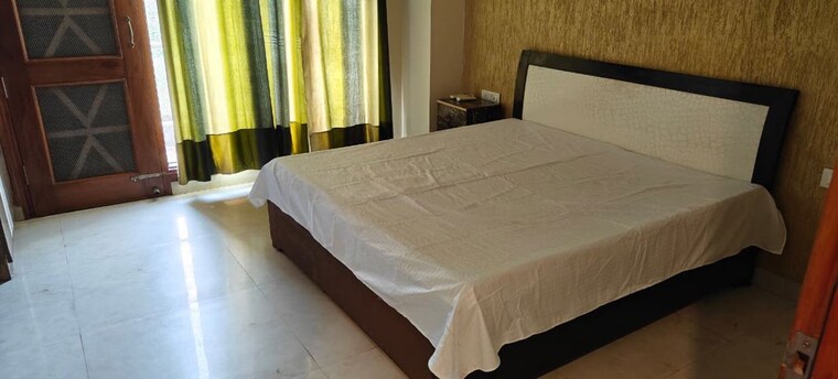 Bedroom, sector 43 3 Bedroom 215 Sq.Yd. Builder Floor In Sector 43 Gurgaon 10365954