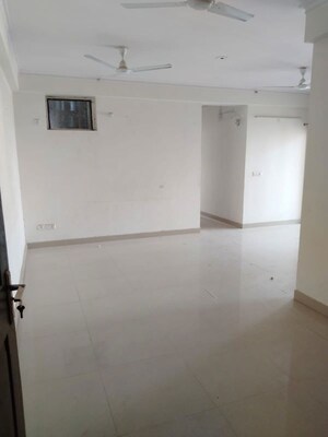 Room in 2.5 BHK Apartment at JM Florence, Tech Zone 4 Greater Noida – for Rent