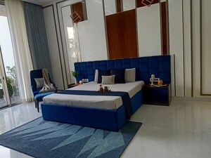 Bedroom in 6+ BHK Villa at Dlf Phase I – for Sale