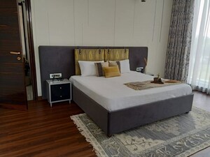 Bedroom in 6+ BHK Villa at Dlf Phase I – for Sale