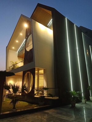 Gym in 6+ BHK Villa at Dlf Phase I – for Sale