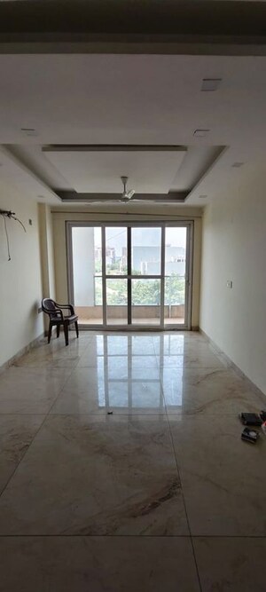 Room in 3.5 BHK Apartment at Unitech The Residences Sector 33, Sector 33 – for Rent