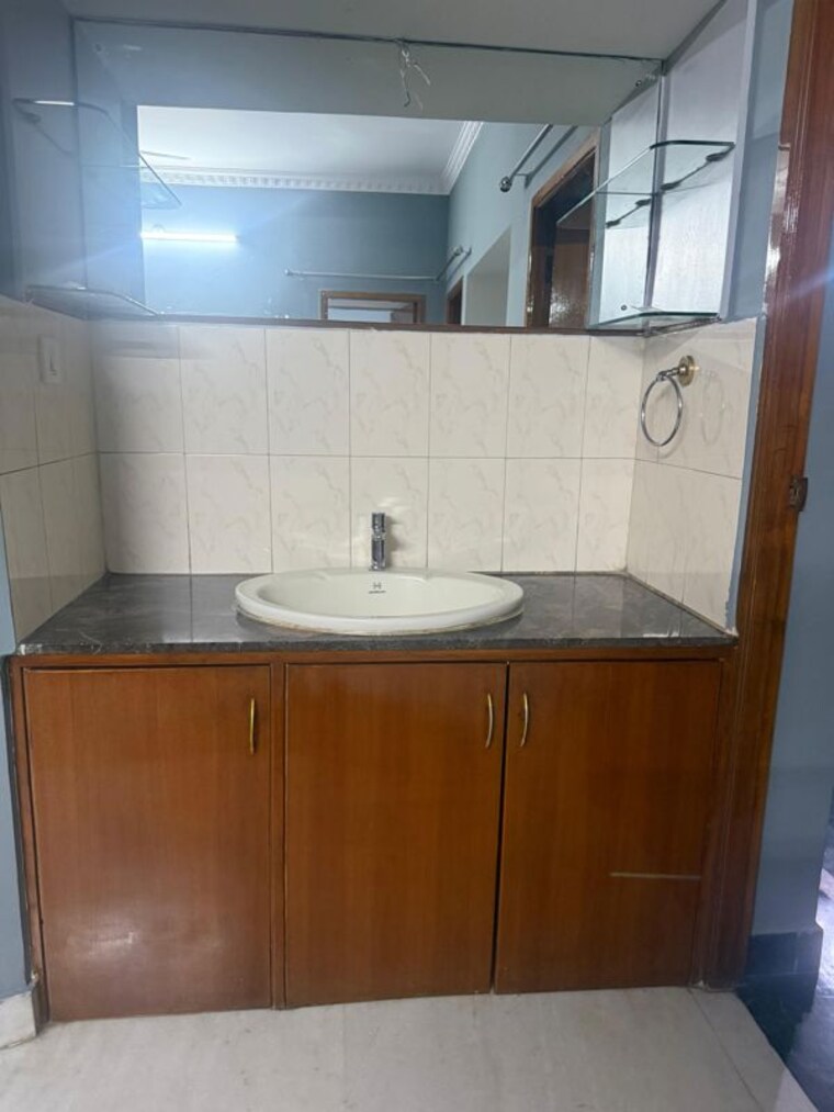 Bathroom, defence colony 3 Bedroom 2000 Sq.Ft. Apartment In Defence Colony Bangalore 10366056