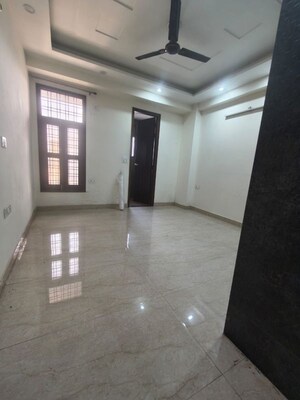 Room in 3 BHK Builder Floor at Sector 43 – for Rent