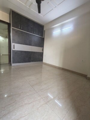 Room in 3 BHK Builder Floor at Sector 43 – for Rent