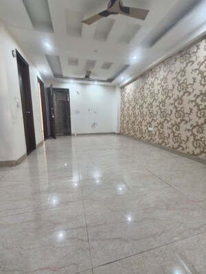 Living Room in 3 BHK Builder Floor at Sector 43 – for Rent