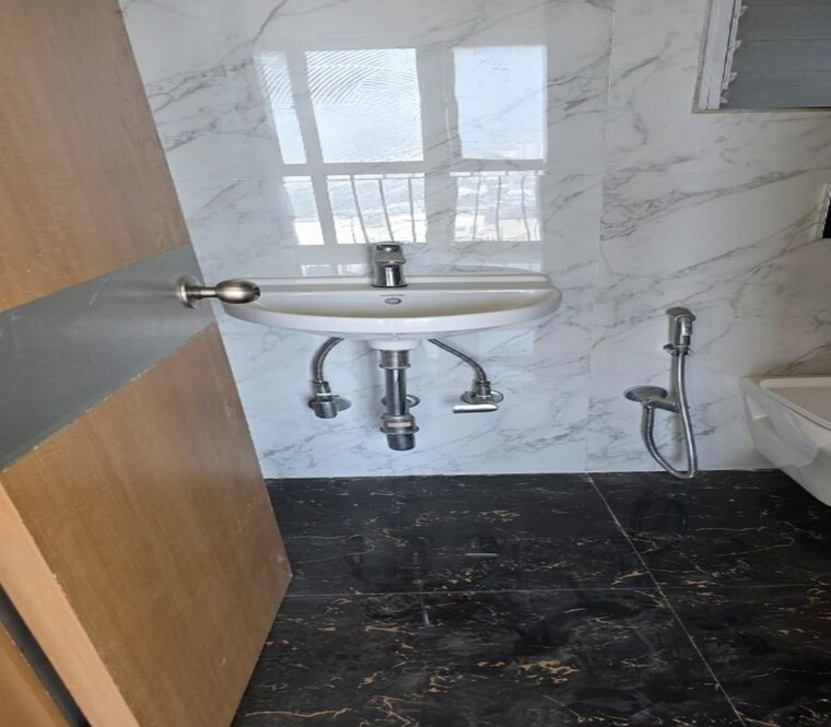 Bathroom, police line 1 Bedroom 450 Sq.Ft. Apartment In Police Line Mumbai 10366110