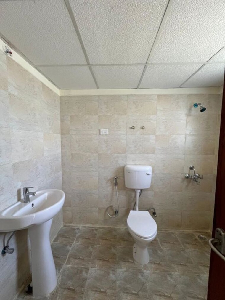 Bathroom, excella-kutumb 4 Bedroom 1800 Sq.Ft. Apartment In Sultanpur Road Lucknow 10366116