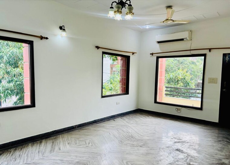 Room, sector 21c 3 Bedroom 500 Sq.Yd. Builder Floor In Sector 21c Faridabad 10366157