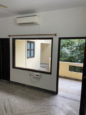Room in 3 BHK Builder Floor at Sector 21c – for Rent