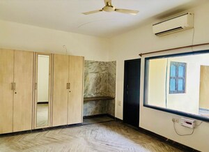 Room in 3 BHK Builder Floor at Sector 21c – for Rent