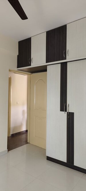Room in 3 BHK Apartment at Halasuru – for Rent