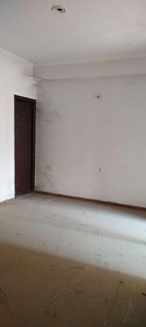 Room in 2.5 BHK Apartment at Amrapali Kingswood, Sector 4 Greater Noida – for Sale