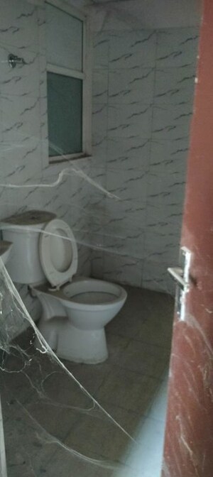 Bathroom in 2.5 BHK Apartment at Amrapali Kingswood, Sector 4 Greater Noida – for Sale
